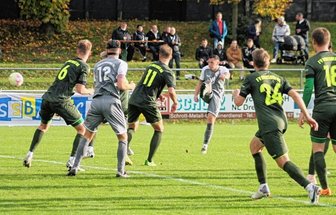 Unentschieden fühlt sich wie ein Sieg an - Aus dem Hintergrund zieht Reichenbachs Yannik Diegel (Bildmitte) ab und trifft zum 2:2-Endstand.