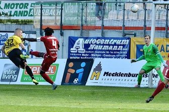Unentschieden gegen Halberstadt: VfB Auerbach lässt zu Hause Punkte liegen - Auerbachs Torjäger Marc-Philipp Zimmermann vor dem gegnerischen Tor.
