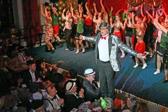 Unerhörter Entführungsfall „überschattet“ Faschingsschau in Lichtenwalde - Die Show beginnt, Rudi C. begrüßt die Gäste in Lichtenwalde.