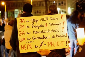 Unerlaubte Corona-Proteste in Chemnitz: Polizei zieht Bilanz - Zu einem nicht angemeldeten und den Coronabestimmungen widerstreitenden Protest am Klinikum versammelten sich Ende November etwa 300 Teilnehmerinnen und Teilnehmer. Die Polizei ist seit zwei Wochen häufiger und schneller präsent und stellt vermehrt Identitäten von Teilnehmern fest.