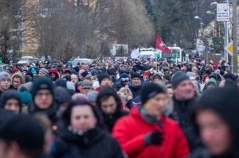 Unerlaubter Massenprotest gegen Coronapolitik - Menschenmassen zogen durch die Straßen in Zwönitz. 