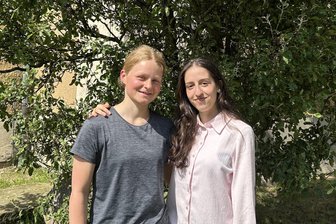 Unerwartet 1,0: Wie es für zwei Abiturientinnen aus Freiberg jetzt weitergeht - Hanna Fritz (l.) und Dania Al-Mukhtar (r.) haben ihr Abitur in Freiberg mit einem Schnitt von 1,0 bestanden.