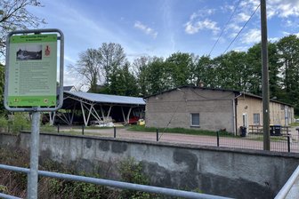 Unerwartete Kehrtwende in Lichtenau: Neubaupläne für Bauhof gestoppt - wie sieht der neue Plan aus? - Auf dem ehemaligen Gelände des Rittergutes in Auerswalde befindet sich der Bauhof. Ein Neubau ist geplant. Bevor es soweit ist, soll er aber in eine leere Gewerbehalle ziehen.