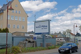 Unerwünschte Werbetafel wurde nahe der Oberlungwitzer Pestalozzi-Oberschule aufgebaut - Die Tafel direkt an der Bundesstraße 173 in Nachbarschaft der Pestalozzi-Oberschule sorgt für Kritik.