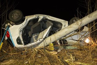 Unfälle in Elterlein und Oberwiesenthal: Feuerwehr befreit Männer aus ihren Autos - Bei dem Unfall in Elterlein erlitt der Fahrer dieses Wagens schwere Verletzungen.