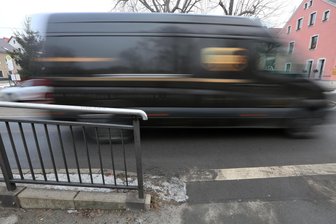 Unfälle an Fußgängerüberweg in Wilkau-Haßlau: Jetzt sind Maßnahmen beschlossen - Das Geländer nimmt Autofahrern die Sicht. Kinder verschwinden dahinter völlig.