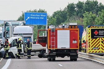 Unfälle auf A-4-Baustelle bei Glauchau: Warum es so oft am frühen Nachmittag kracht - Feuerwehr und Rettungsdienst waren im Baustellenbereich im Dauereinsatz. Im Juni war ein Transporter in die Leitplanke gefahren.