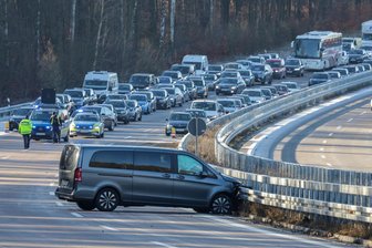 Unfälle auf der A 4 bei Wüstenbrand: Rettungshubschrauber bringt Schwerverletzten in Klinik - Sonntagvormittag auf der A 4: Ein Kleintransporter geriet auf der glatten Fahrbahn ins Schleudern und prallte gegen die Mittelleitplanke.