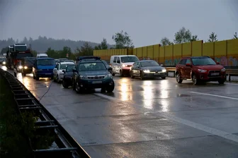 Unfälle bei Graupelschauer: A 72 bei Zwickau am Samstag zeitweise voll gesperrt - Auf der A 72 krachte es am Samstagabend nicht nur einmal.