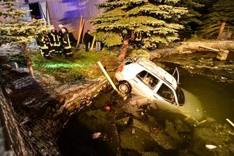 Unfälle durch Straßenglätte: Gleich zwei Autofahrer versenken ihre Fahrzeuge in Dorfteichen - Ein 19-Jähriger ist am Donnerstagabend in Zethau mit seinem Golf in einem Dorfteich gelandet.