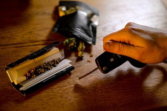 Unfälle mit Cannabis am Steuer sollen in Statistik kommen - Schwere Unfälle mit Cannabis sollen künftig systematisch erfasst werden. (Illustration)