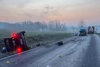 Unfälle nach Alkoholfahrten in Flöha und Brand-Erbisdorf: Ab wie viel Promille droht welche Strafe? - Schwerer Unfall auf der B 173 bei Flöha: Nach einem Zusammenstoß mit einem Transporter überschlug sich ein Pkw, der Fahrer wurde schwer verletzt. Bei dem Transporter-Fahrer wurden 0,64 Promille Atemalkohol festgestellt.