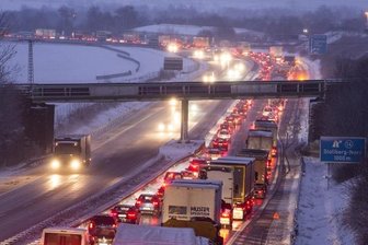 Unfälle sorgen für Staus und Behinderungen - Durch Unfälle bildete sich auf der A72 kilometerlanger Stau.
