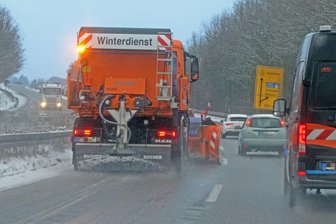 Unfälle und Verspätungen: Was in Westsachsen vom Sturmtief „Elli“ zu spüren war - Winterdienst im Dauereinsatz: Schneesturm „Elli“ sorgte am Freitag auch rund um Zwickau für glatte Straßen und Verkehrsbehinderungen.