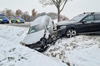 Unfälle wegen Glätte führen zu Straßensperrungen - Auf der B 173 bei Schönfels stießen am Montagmorgen ein VW (links) und eine Mercedes frontal zusammen. 