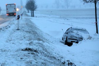 Unfälle wegen Wintereinbruchs im Vogtland: In Bad Brambach und Reichenbach hat es gekracht - Vorsicht war geboten auf schneeglatten Straßen zu Silvester im Vogtland und Landkreis Zwickau. Es kam auch zu Unfällen. (Symbolbild)