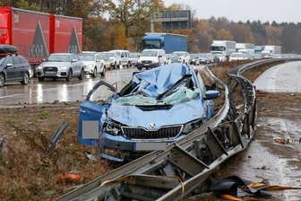 Unfall A 4 bei Hainichen: Lkw kollidiert mit Skoda - Bei einem Unfall auf der A 4 bei Hainichen wurde ein Skoda komplett lädiert.