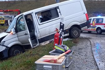Unfall am A-4-Zubringer bei Crimmitschau: Transporter mit „Arbeitskolonne“ landet in Böschung – Rettungshubschrauber im Einsatz - In dem Transporter saßen vier Personen, die Verletzungen erlitten haben.