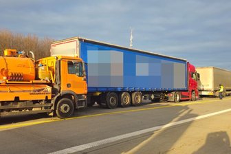 Unfall am Autobahnkreuz: Stau auf A 4 und A 72 bei Chemnitz - Auf der A 4 gab es einen Auffahrunfall mit mehreren Lkw.