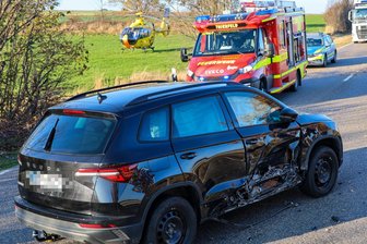Unfall am Autobahnzubringer Hartenstein: Rettungshubschrauber im Einsatz - Der Helikopter landete auf der Wiese und brachte einen Notarzt an die Unfallstelle.