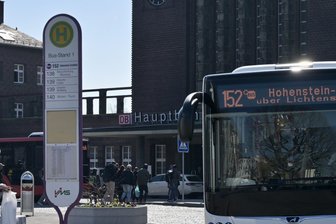 Unfall am Bahnhof in Zwickau: 42-jähriger Mann gerät unter abfahrenden Bus - Ein 42-Jähriger hat sich bei einem Unfall an einer Bushaltestelle am Bahnhof in Zwickau verletzt.
