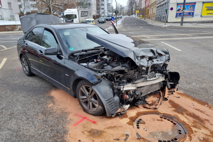 Unfall am Bernsbachplatz: Audi und Mercedes kollidieren an Ampelkreuzung - 
