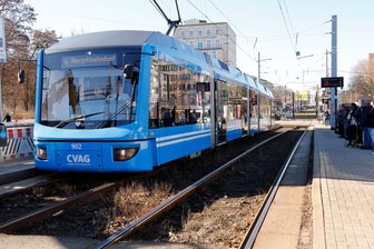 Unfall am Chemnitzer Falkeplatz: Frau von Straßenbahn erfasst - Im Bereich des Falkeplatzes hat es am Montagmorgen einen Straßenbahnunfall gegeben.