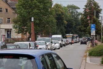 Unfall am Donnerstagmorgen in Oberlungwitz: Langer Stau auf der B 173 - Nach dem Unfall hat sich ein Stau auf der B 173 in Oberlungwitz gebildet.