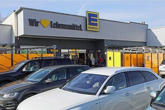 Unfall am E-Center in Fraureuth: Auto kollidiert mit Linienbus - Ein Unfall hat sich am Donnerstagnachmittag am E-Center in Fraureuth ereignet. 