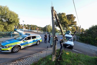 Unfall am Freitagmorgen an der Muldenbrücke in Remse: Opel knallt gegen Telefonmast - Unfall auf der Grünfelder Straße in Remse: Ein Opel ist gegen den Telefonmast gekracht.