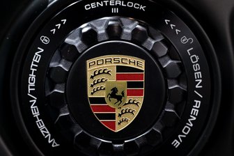 Unfall am Graurock bei Zwickau: Junger Mann landet mit gerade erst gekauftem Porsche im Rapsfeld - Auf rund 20.000 Euro wird der Schaden an einem Porsche nach dem Unfall am Graurock beziffert.