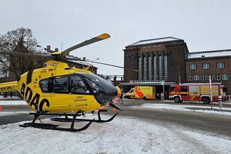 Unfall am Hauptbahnhof Zwickau: Bahnmitarbeiter wird von Zug erfasst und muss ins Krankenhaus - Wegen des Unfalls ist ein Rettungshubschrauber auf dem Bahnhofsvorplatz gelandet.