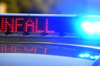 Unfall am Kreisverkehr in Zwickau: Drei Autos beschädigt - Drei Autos wurden bei einem Unfall an einem Kreisverkehr in Zwickau beschädigt.