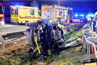 Unfall am Kreuz Chemnitz: Auto überschlägt sich auf A 4 - Zu einem Unfall ist es am Donnerstagabend auf der A 4 in Höhe Kreuz Chemnitz gekommen.