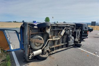 Unfall am Lichtenberger Kreuz: Drei Kinder schwer verletzt - Ein VW stieß am Freitag am Lichtenberger Kreuz mit zwei anderen Autos zusammen und kam auf der Fahrerseite zum Liegen.