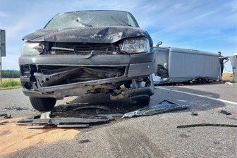 Unfall am Lichtenberger Kreuz: Polizei widerspricht Vermutungen - Auf der S 184 waren am 9. August 2024 ein Seat und ein VW-Kleintransporter zusammengestoßen. In dem Transporter hatten neben der Fahrerin auch drei kleine Kinder gesessen. Sie kamen ebenso wie der Seatfahrer in Krankenhäuser.
