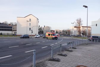 Unfall am Mannichswalder Platz in Crimmitschau: 20-jährige Fußgängerin wird schwer verletzt - Auf dem Mannichswalder Platz in Crimmitschau hat es am Dienstagfrüh einen Unfall gegeben.