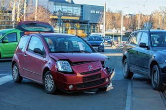 Unfall: Am Plauener Stadtbad hat es erneut gekracht - Dieser Pkw war auf der Hofer Straße im Bereich Am Anger mit einem anderen Auto zusammengestoßen. Laut Polizei gab es einen Vorfahrtsfehler.