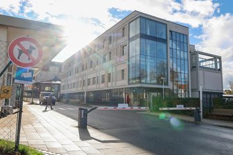 Unfall am Rudolf-Virchow-Klinikum in Glauchau: Drei Autos beschädigt - Auf der Virchowstraße vor dem Krankenhaus in Glauchau gab es am Montag einen Unfall.