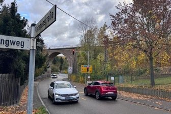 Unfall am Viadukt in St. Egidien: 81-jähriger Radfahrer kommt mit schweren Verletzungen in Krankenhaus - Ein Radfahrer hat schwere Verletzungen bei einem Unfall auf der Platanenstraße in St. Egidien erlitten.
