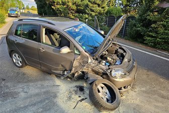 Unfall am Wechselburger Hof in Glauchau: Feuerwehr und Rettungsdienst kümmern sich um zwei verletzte Rentner - Ein VW ist am Dienstagnachmittag in Niederlungwitz gegen einen Beton-Strommast.