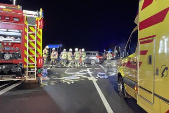Unfall an A 4 bei Hainichen: Mann und Frau verletzt - Die Feuerwehr war im Einsatz, unter anderem sorgte sie für Licht.