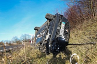 Unfall an A4-Abfahrt Glauchau-West: Cupra kracht in Leitplanke und bleibt auf der Seite liegen - Der Cupra musste nach dem Unfall an der A4-Abfahrt Glauchau-West abgeschleppt werden.