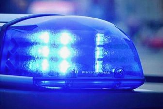 Unfall an A72-Auffahrt Zwickau-West: Ampel wird stark beschädigt - Die Polizei beziffert den Schaden an der Ampel auf 10.000 Euro. 