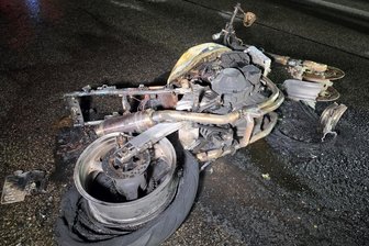 Unfall an Auffahrt zur B 93 in Zwickau-Mosel: Motorrad brennt aus – Fahrer schwer verletzt - Die Kawasaki ist nach dem Unfall komplett ausgebrannt.