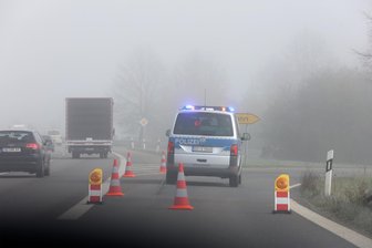 Unfall an B-93-Abfahrt in Zwickau-Crossen: Drei Autos müssen abgeschleppt werden - Nach einem Unfall war die B-93-Abfahrt in Zwickau-Crossen etwa dreieinhalb Stunden gesperrt.