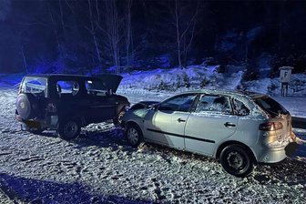Unfall an Bahnübergang im Erzgebirge: Zwei Autos kollidieren, drei Personen verletzt - Die am Unfall am Bahnübergang Georgenthal beteiligten Fahrzeuge. Alarmiert wurden die Ortswehren Breitenbrunn und Erlabrunn.