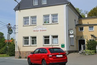 Unfall an Bushaltestelle in Langenreinsdorf am Mittwochnachmittag: Auto erfasst Kind im Grundschulalter - An der Haltestelle in der Nähe des Ex-Gasthofes in Langenreinsdorf gab es einen Unfall.