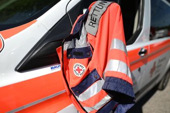 Unfall an Bushaltestelle in Langenreinsdorf: Peugeot-Fahrer erfasst elfjähriges Mädchen - Nach dem Unfall in Langenreinsdorf war der Rettungsdienst im Einsatz.