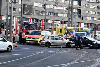 Unfall an Chemnitzer Zentralhaltestelle bremst auch Bus und Bahn aus - Unfall an der Zentralhaltestelle